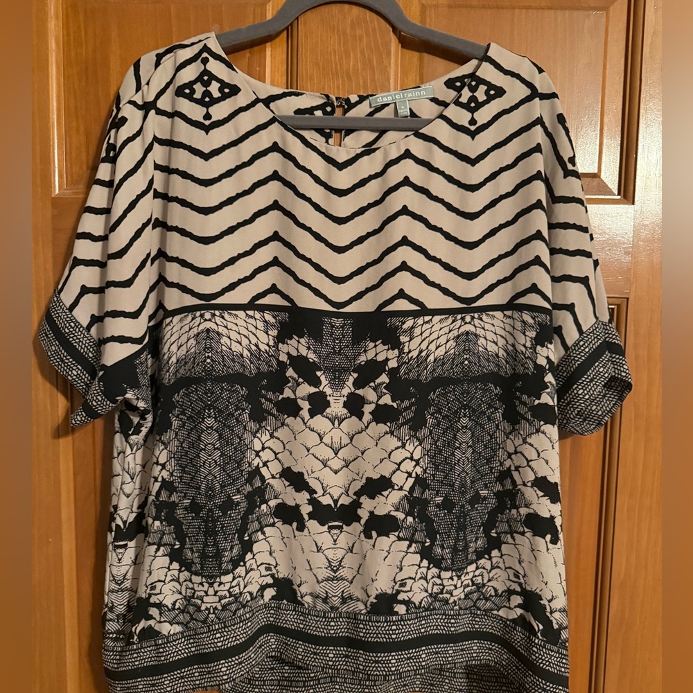 Gorgeous Daniel rainn blouse size M